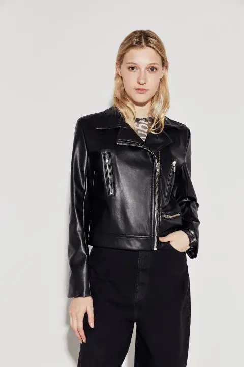 Campera (Complot, $79.990) Campera (Complot, $79.990)