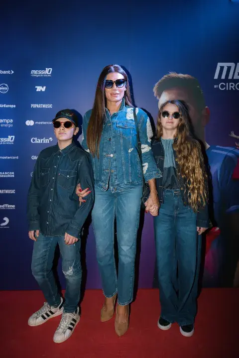 Flor de la V y sus hijos. Flor de la V y sus hijos.