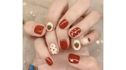 Nail art con uñas en color rojo con pintitas blancas y frutillas Nail art con uñas en color rojo con pintitas blancas y frutillas