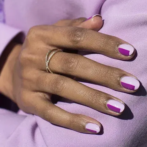 Uñas con estilo geométrico, combinando el púrpura con el blanco. Uñas con estilo geométrico, combinando el púrpura con el blanco.