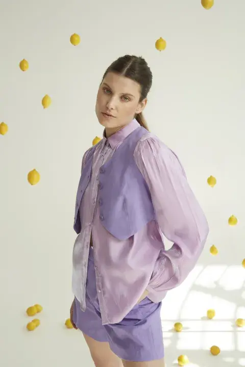 Chaleco, camisa y bermuda (Las Pepas, $45.900, $35.900 Y $59.900). Chaleco, camisa y bermuda (Las Pepas, $45.900, $35.900 Y $59.900).
