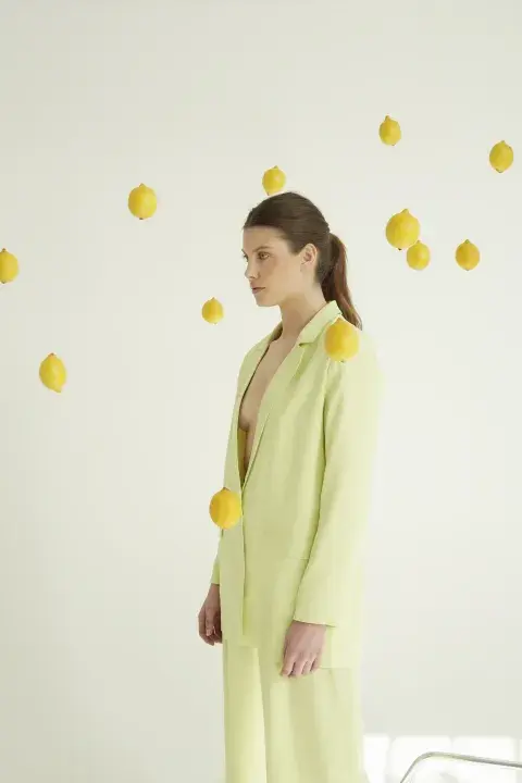 Traje de saco y pantalón (Desiderata $98.800 y $49.800). Traje de saco y pantalón (Desiderata $98.800 y $49.800).