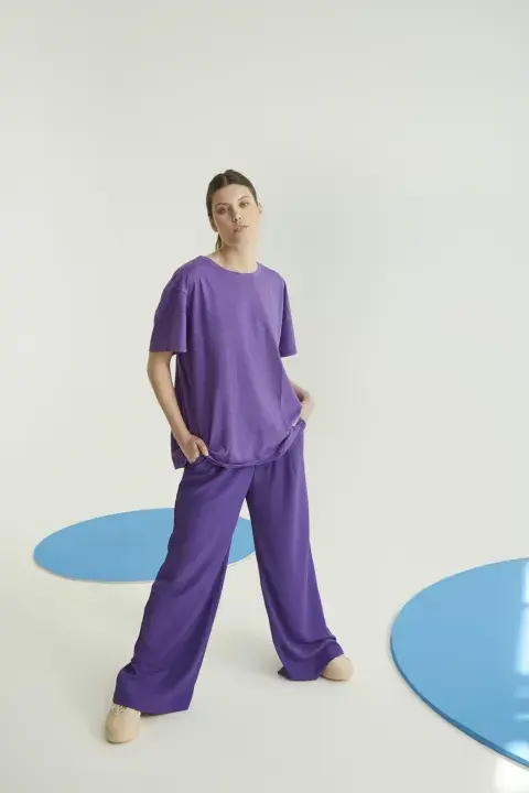 Remera oversize y pantalón Sastrero (Wearelse, $16.990 Y $48.990), Zapatillas (Adidas, $40.199) Remera oversize y pantalón Sastrero (Wearelse, $16.990 Y $48.990), Zapatillas (Adidas, $40.199)