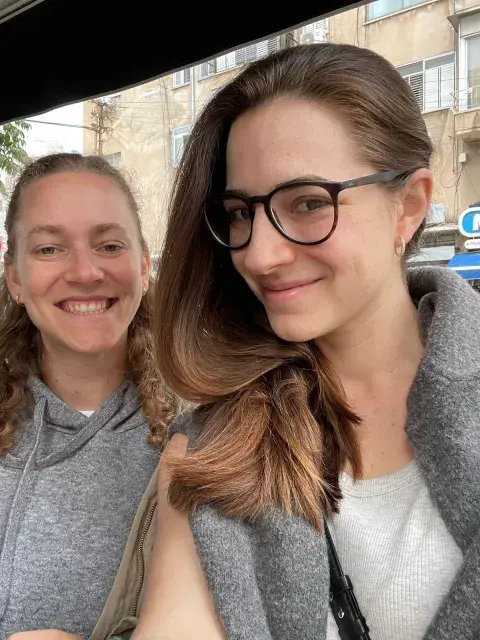 Olivia junto a su prima Einav. Olivia junto a su prima Einav.