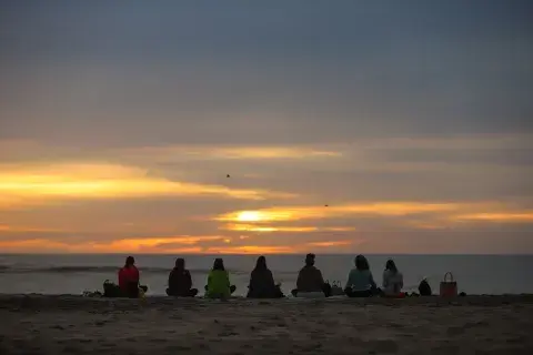 Atardeceres en la playa con amigas se llama felicidad