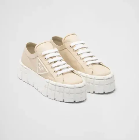 Zapatillas con plataforma, Prada. Zapatillas con plataforma, Prada.
