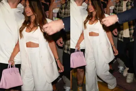 Anto Roccuzzo opotó por un conjunto de pantalón sastrero blanco con blazer sin mangas haciendo juego Anto Roccuzzo opotó por un conjunto de pantalón sastrero blanco con blazer sin mangas haciendo juego