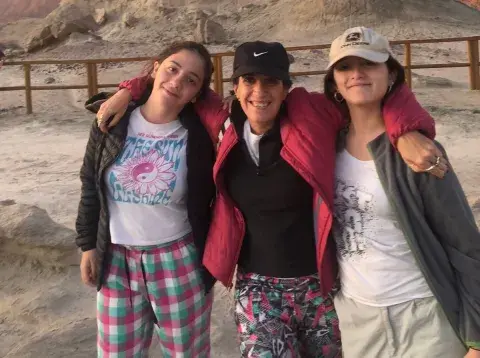 Liza Martínez Prieto junto a sus dos hijas.