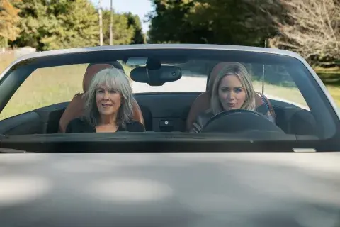 Catherine O'Hara y Emily Blunt interpretan a madre e hija atrapadas por el sueño americano. Catherine O'Hara y Emily Blunt interpretan a madre e hija atrapadas por el sueño americano.