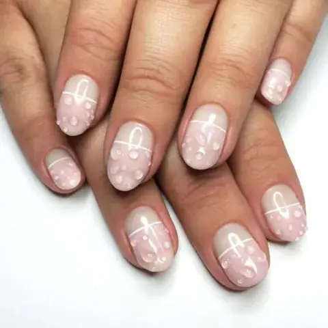Uñas efecto wet o mojado en colores claros, sumando diseño. Uñas efecto wet o mojado en colores claros, sumando diseño.