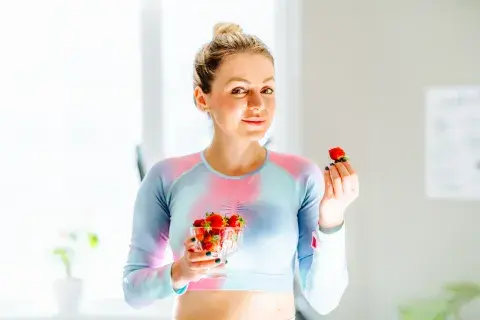 La frutilla aporta un 50% más de vitamina C que la naranja o el limón. La frutilla aporta un 50% más de vitamina C que la naranja o el limón.