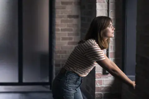 Jenna Coleman y Oliver Jackson-Cohen dan vida a la pareja protagónica. Jenna Coleman y Oliver Jackson-Cohen dan vida a la pareja protagónica.