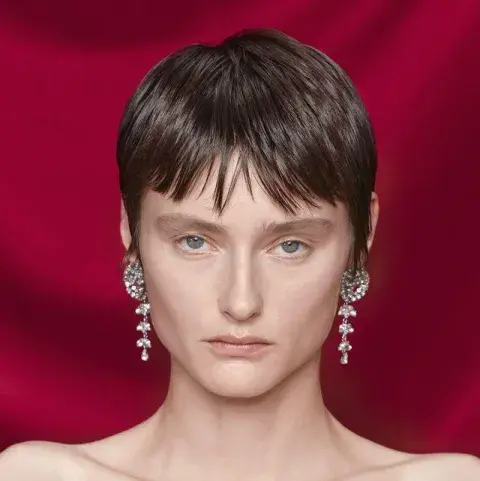 Súper corto con baby bang en Balenciaga Súper corto con baby bang en Balenciaga