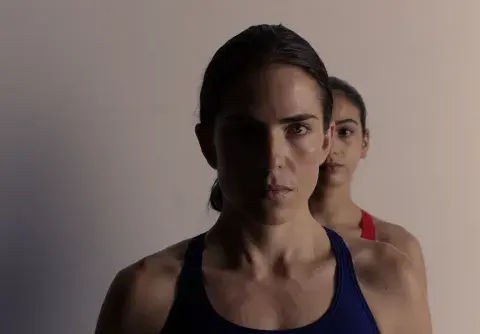 Karla Souza da vida a Mariel en La Caída. Karla Souza da vida a Mariel en La Caída.