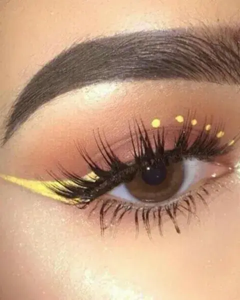 Otro en tono amarillo, jugar con líneas y puntos es otra opción divertida. Otro en tono amarillo, jugar con líneas y puntos es otra opción divertida.