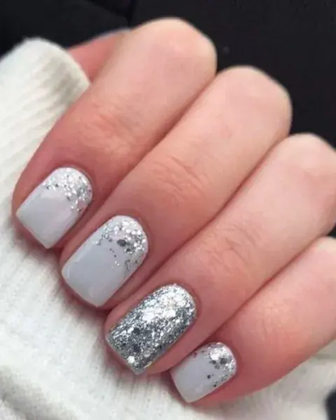 En una base milky, podés sumar brillitos plateados y jugar con las intensidades. En una base milky, podés sumar brillitos plateados y jugar con las intensidades.