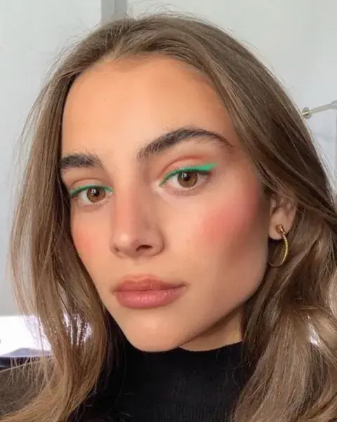 Siguiendo con la tendencia de los tonos verdes y matcha, este delineado hacia arriba es un fuego. Siguiendo con la tendencia de los tonos verdes y matcha, este delineado hacia arriba es un fuego.