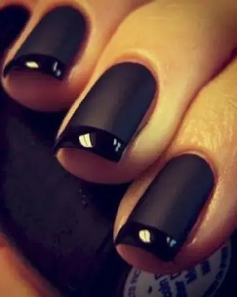 Si te divierte ir por un total black, podés aprovechar y mixear los tonos mate que están muy de moda. Si te divierte ir por un total black, podés aprovechar y mixear los tonos mate que están muy de moda.