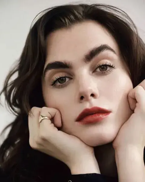 Este año muchas marcas lanzaron labiales de rojos amarronados que suben solo uno o dos tonos el color natural de los labios. Este año muchas marcas lanzaron labiales de rojos amarronados que suben solo uno o dos tonos el color natural de los labios.