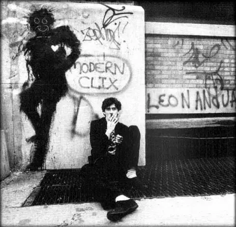 La tapa de Clics Modernos de Charly García. La tapa de Clics Modernos de Charly García.