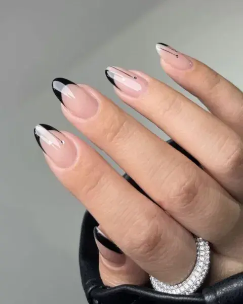 Con un diseño clásico, podés jugar -en algunas de las uñas- a hacer algo diferente y sumarle tanto líneas como dots. Con un diseño clásico, podés jugar -en algunas de las uñas- a hacer algo diferente y sumarle tanto líneas como dots.