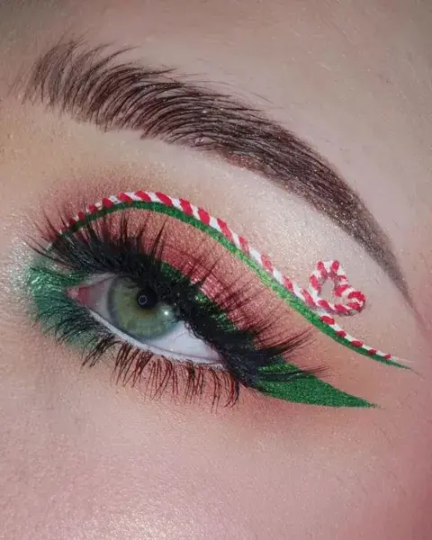 Sumándose a la tendencia de delineados más artish, este que juega con el rojo, blanco y verde... ¡nos encantó!