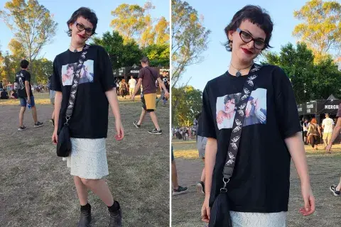 Con un flequillo recto y corto que la rompe, pollera midi blanca y un remerón rockero. Amamos. Con un flequillo recto y corto que la rompe, pollera midi blanca y un remerón rockero. Amamos.
