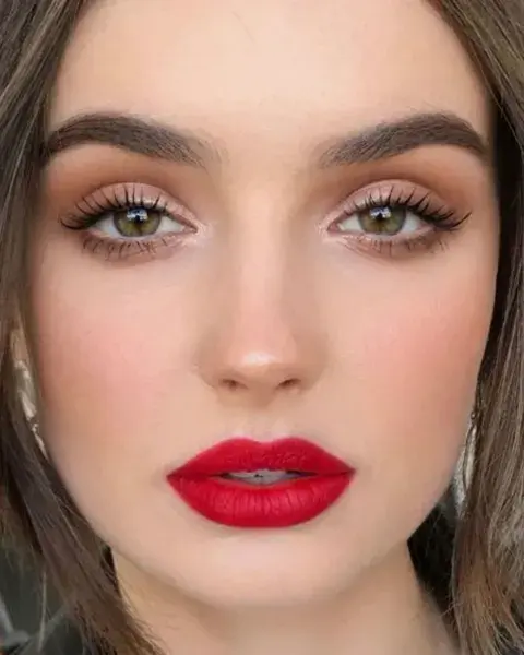 En tono mate, el clásico labial rojo -si lo usas con un make-up muy tranqui- es otra excelente opción. En tono mate, el clásico labial rojo -si lo usas con un make-up muy tranqui- es otra excelente opción.