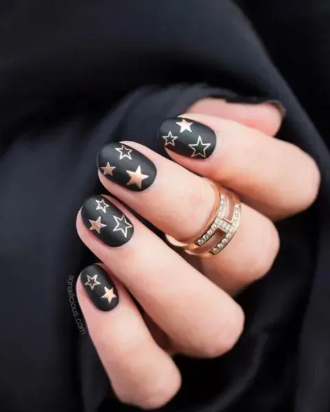 Las estrellas están súper de moda y la combinación de negro y dorado es un fuego. Las estrellas están súper de moda y la combinación de negro y dorado es un fuego.