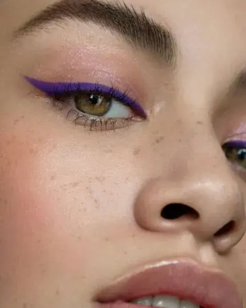 Siguiendo el ojo y con apenas una colita en punta, el violeta da un toque increíble. Siguiendo el ojo y con apenas una colita en punta, el violeta da un toque increíble.