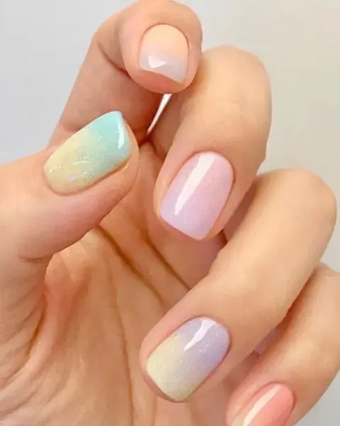 Las uñas tornasoladas son una de las tendencias más fuertes del verano. Las uñas tornasoladas son una de las tendencias más fuertes del verano.