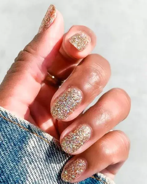 Si sos más del team que prefiere diseños simples, un esmalte con brillito es la que va. Si sos más del team que prefiere diseños simples, un esmalte con brillito es la que va.