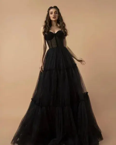 Los corset van a seguir súper de moda durante el 2024 y podés animarte a jugar con las transparecias.