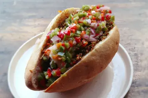 Seibo tiene su famoso choripán de tempeh de lentejas. Seibo tiene su famoso choripán de tempeh de lentejas.