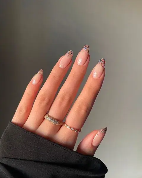Otra opción simil francesita es enfocarse en brillitos pero, esta vez, solo en la punta de las uñas. Otra opción simil francesita es enfocarse en brillitos pero, esta vez, solo en la punta de las uñas.
