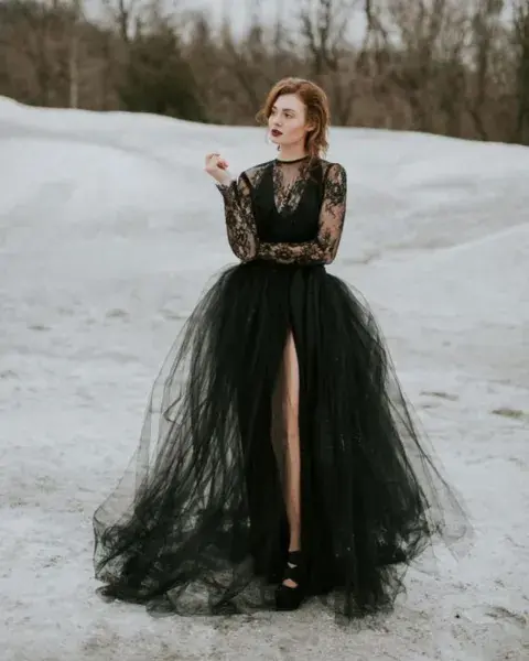 Combinando volumen y transparencias, el encaje negro es otra opción genial si te animas a looks más góticos.
