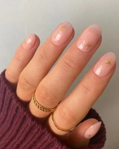Aprovechando la base de un diseño de manicura americana, sumale unas estrellitas doradas y algunos dots. Aprovechando la base de un diseño de manicura americana, sumale unas estrellitas doradas y algunos dots.