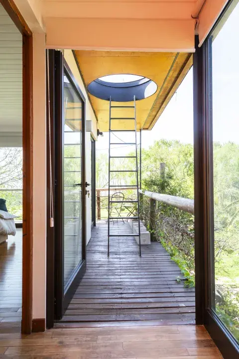 Al salir del dormitorio hay una escalera, que es el acceso al techo verde, aunque Chami la define como “una puerta al espacio exterior infinito”. Al salir del dormitorio hay una escalera, que es el acceso al techo verde, aunque Chami la define como “una puerta al espacio exterior infinito”.