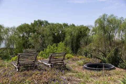 La casa prioriza la sustentabilidad: techo verde, termotanque solar, bio digestores en lugar de cloacas y materiales ecológicos fueron premisas esenciales a la hora de refaccionar la casa. La casa prioriza la sustentabilidad: techo verde, termotanque solar, bio digestores en lugar de cloacas y materiales ecológicos fueron premisas esenciales a la hora de refaccionar la casa.
