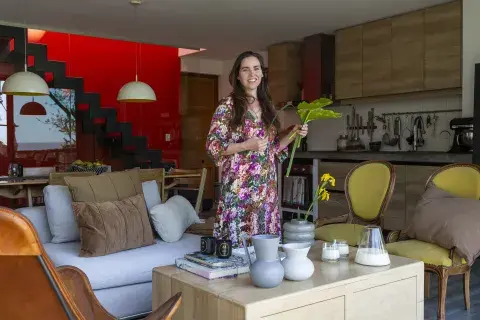 En el living, la mezcla de estilos manda, una silla de cuero BKF convive con los muebles retapizados de la abuela de Chami. Los floreros y almohadones son de Gloria Atelier (@gloriaatelierdeco), velas de soja de AA Elements (@aaelementsvelasperfumadas). En el living, la mezcla de estilos manda, una silla de cuero BKF convive con los muebles retapizados de la abuela de Chami. Los floreros y almohadones son de Gloria Atelier (@gloriaatelierdeco), velas de soja de AA Elements (@aaelementsvelasperfumadas).