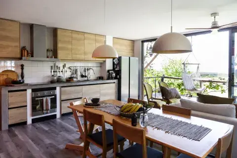 Las puertas ventana integran el afuera con el adentro. En la cocina: camino, frutera, vajilla, todo de Gloria Atelier (@gloriaatelierdeco); aromatizador y velas de AA Elements (@aaelements). Las puertas ventana integran el afuera con el adentro. En la cocina: camino, frutera, vajilla, todo de Gloria Atelier (@gloriaatelierdeco); aromatizador y velas de AA Elements (@aaelements).