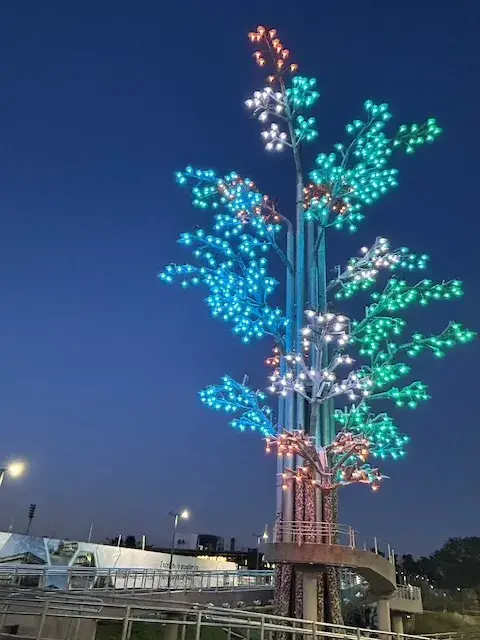 Arbórea Magna: el árbol luminoso que busca generar conciencia. Arbórea Magna: el árbol luminoso que busca generar conciencia.