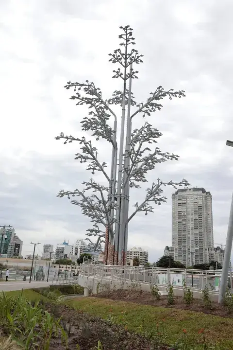 “Siempre pensé que lo más importante de un monumento es que tuviera una conexión y creo que en este momento el árbol es el máximo exponente del universo vegetal", Nicola Costantino. “Siempre pensé que lo más importante de un monumento es que tuviera una conexión y creo que en este momento el árbol es el máximo exponente del universo vegetal", Nicola Costantino.