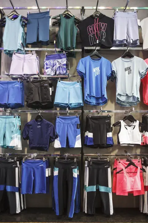 Ropa deportiva en percheros Ropa deportiva en percheros