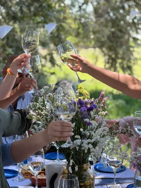 El encuentro final, en una mesa con bebida y comida que invita a explorar sabores, texturas y lo visual. El encuentro final, en una mesa con bebida y comida que invita a explorar sabores, texturas y lo visual.