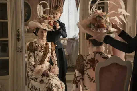 Carrie Coon da vida a Bertha Russell, una de las familias 'nuevo ricas' de la época. Carrie Coon da vida a Bertha Russell, una de las familias 'nuevo ricas' de la época.