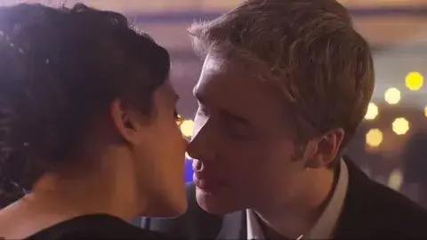 El primer beso entre William y Kate en The Crown.