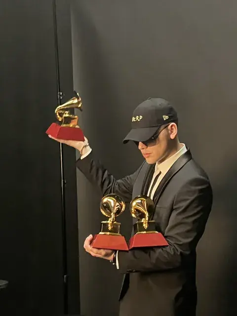 Bizarrap mostrando sus galardones en los Latin Grammy 2023. Bizarrap mostrando sus galardones en los Latin Grammy 2023.