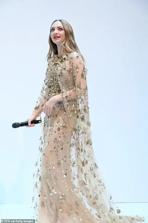 Amanda Seyfried sorprende con su vestido transparente en Shanghai. Amanda Seyfried sorprende con su vestido transparente en Shanghai.