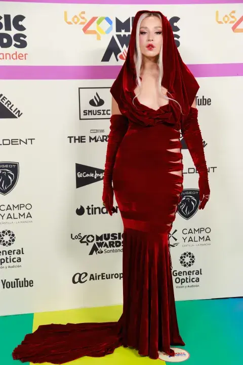 El vestido rojo con capucha de Lola Indigo en LOS40 Music Awards 2023. El vestido rojo con capucha de Lola Indigo en LOS40 Music Awards 2023.